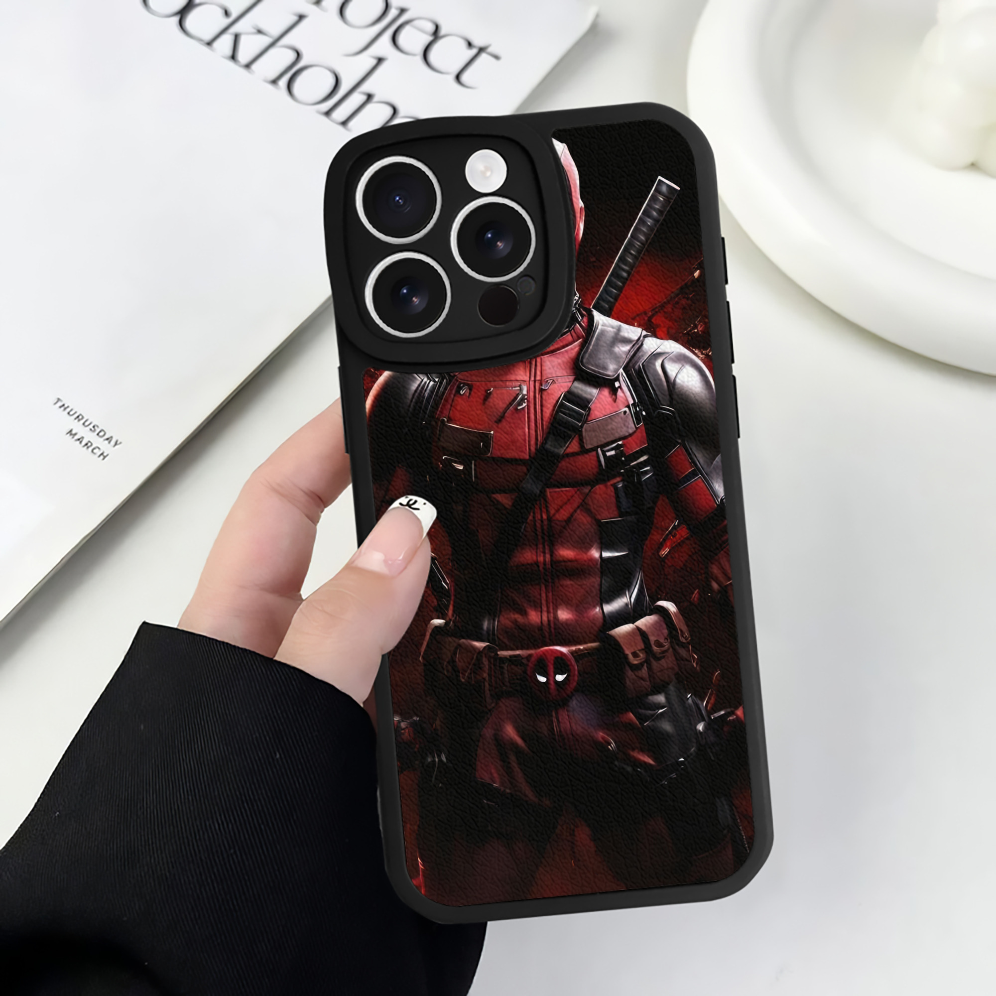 （画像用） Deadpool デッドプール 【iPhone 16シリーズ対応】シリコンスマホケース（レザー調） 材質：シリコン